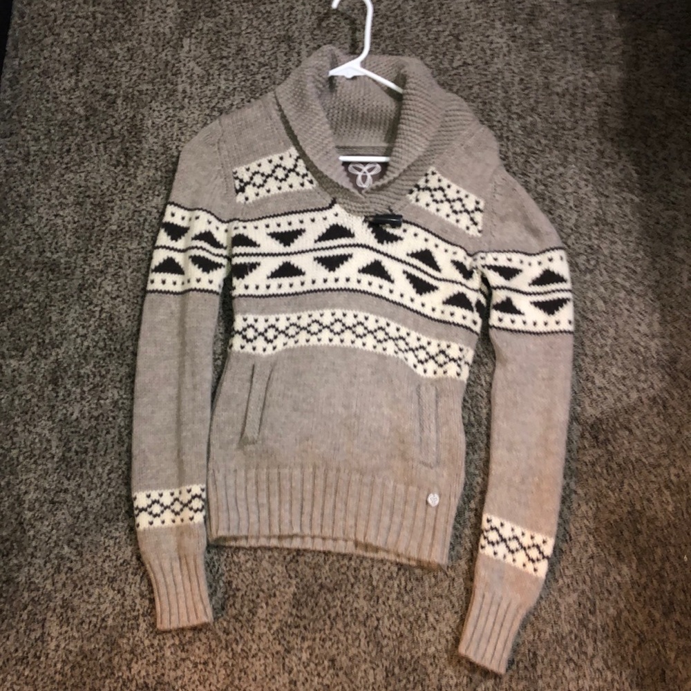 Aritzia TNA lambswool sweater with toggle